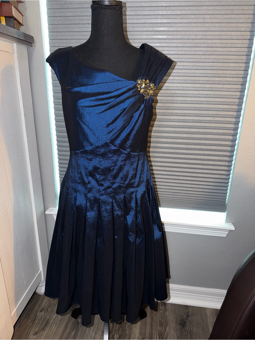 🎁Jessica Howard Elegant Navy Satin Fit-and-Flare Dress Brooch Detail size 10